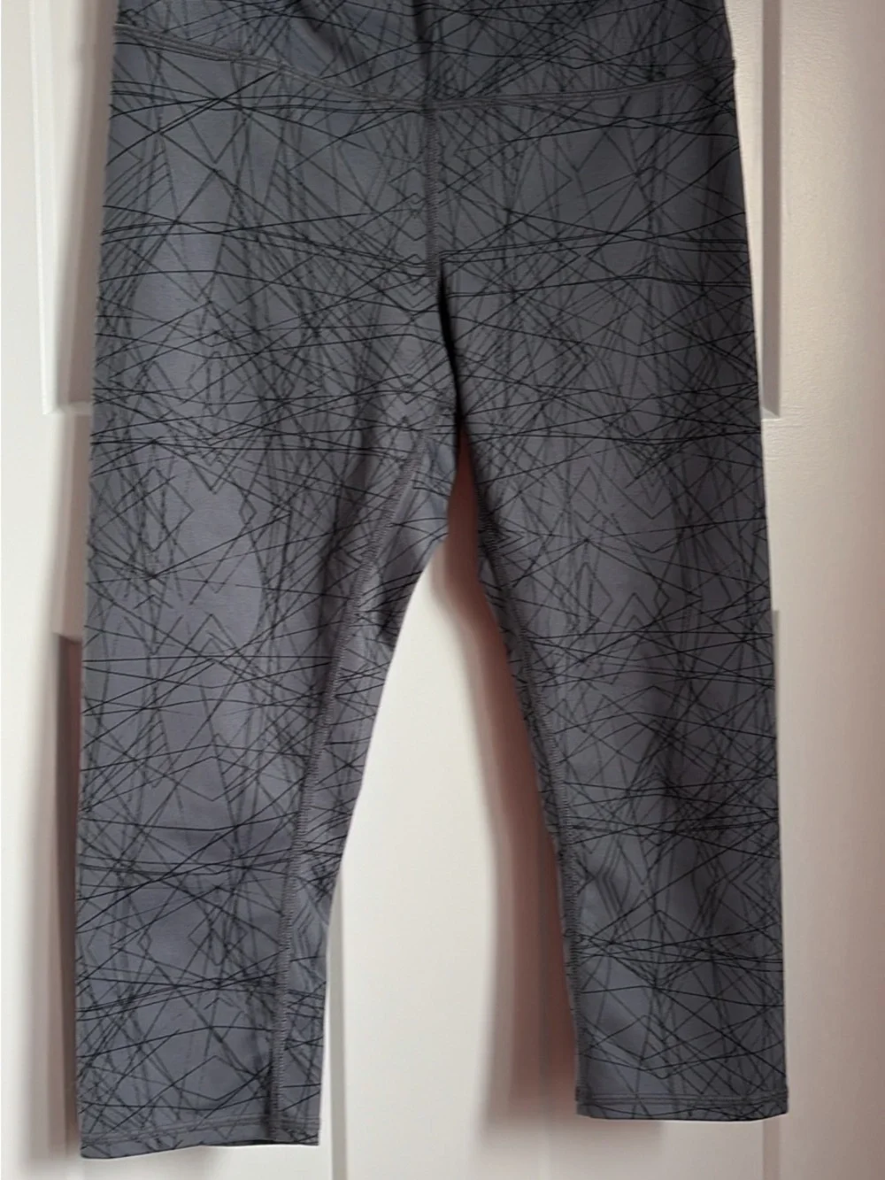 ALO Yoga Gray Capri Leggings with Black Abstract Line Print